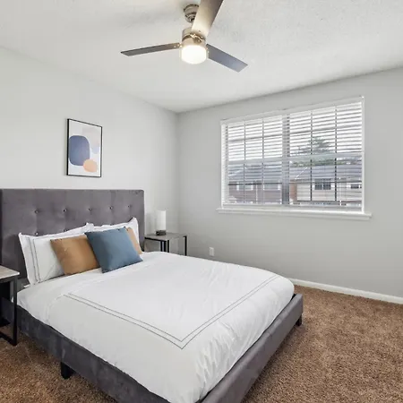 Brentwood U8 I Cozy & Comfy I 2Bd I Free Parking Apartment